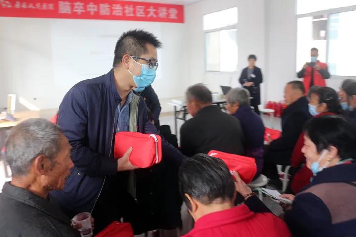 “党员进社区 健康送家门”——我院开展党员干部下沉社区义诊活动(图3)